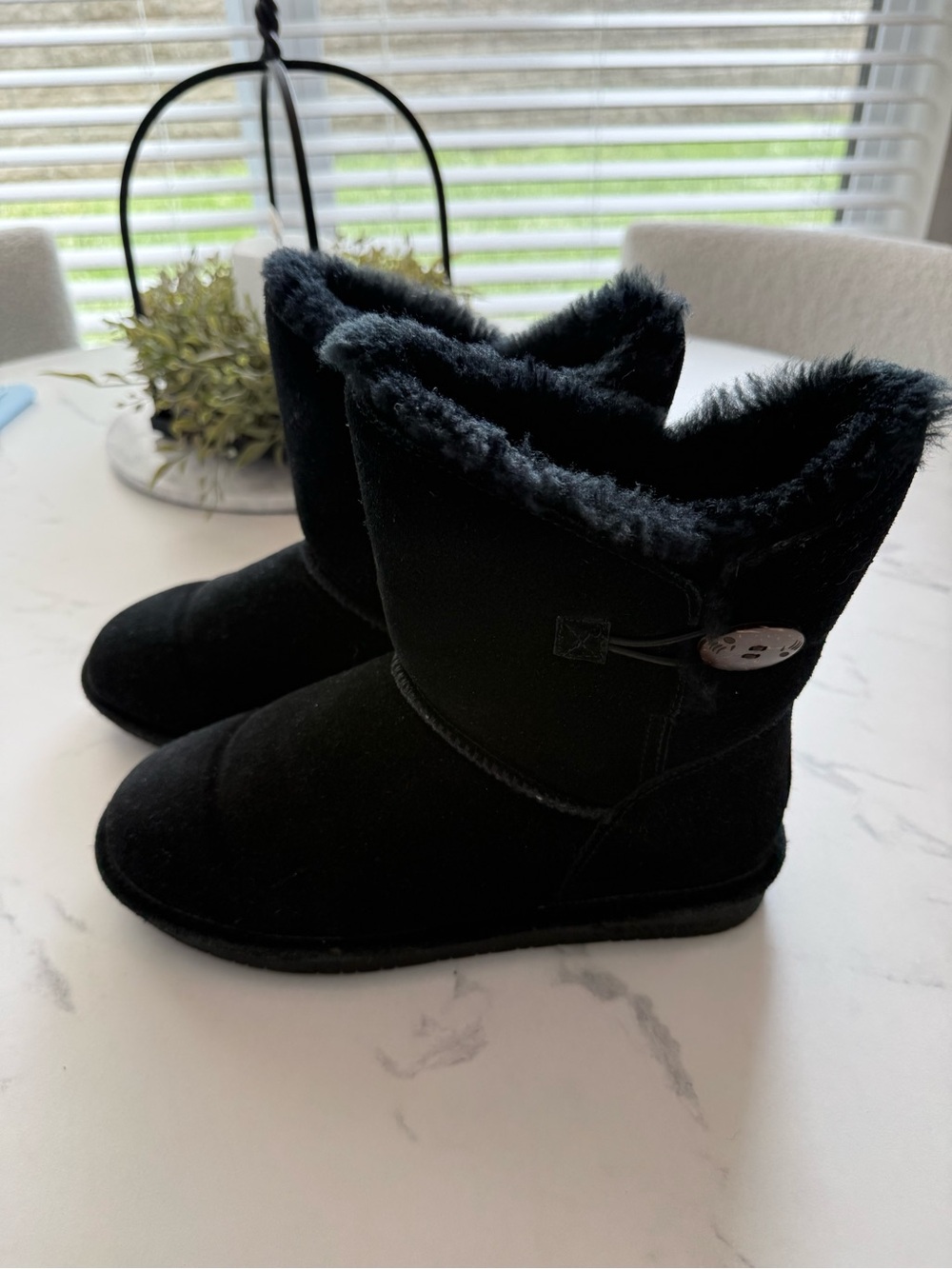 BEARPAW Abigail Black Suede Sheepskin Toggle Winter Boots Women’s 7